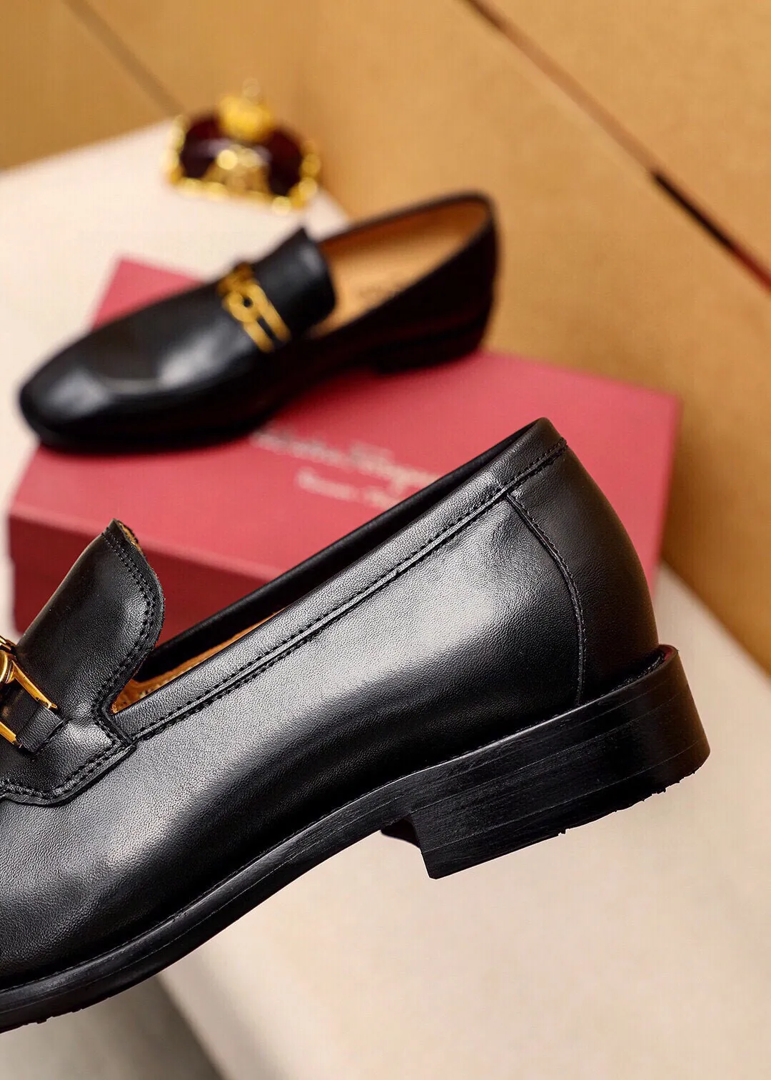 Men's shoes 💰480 💐 Product trademark: Ferragamo "Ferragamo" casual leather shoes Regular size: 38-44 (45🉑️customized) Product materials: Selected imported first-layer calfskin upper + luxury hardware buckle, imported water-dyed cow leather lining. Strong three-dimensional visual effect, original outsole color: 2 colors available